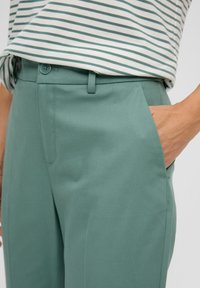 s.Oliver MIT TAPERED LEG - Chino - helles petrol