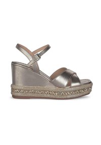 Sandali wedge metallici oro presentano cinturini incrociati e una piattaforma testurizzata con dettagli intrecciati e piccoli accenti decorativi.