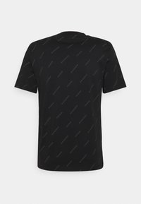 T-shirt noir à manches courtes avec un motif de texte diagonal subtil répété de "Sandro Paris" sur un fond uni.
