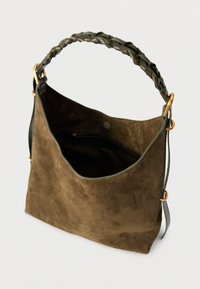 Καφέ σουέντ τσάντα με πλεξούδα λαβή, χρυσά μεταλλικά στοιχεία και ορατή εσωτερική τσέπη με φερμουάρ, παρουσιάζεται ανοιχτή σε λευκό φόντο.