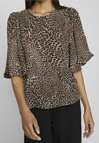 Blusa a maniche corte con stampa leopardata in tonalità di beige e nero, con scollatura tonda e maniche leggermente a sbuffo, realizzata in tessuto leggero.