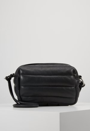 Schwarze, rechteckige, gesteppte Leder-Umhängetasche mit verstellbarem Riemen auf weißer Präsentationsfläche vor grauem Hintergrund.