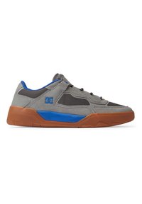 Grijze sneaker met blauwe accenten, een bovenwerk van suède en mesh, en een bruine rubberen zool. Voorzien van een vetersluiting en hoekige ontwerp elementen.