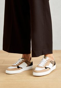 Non sélectionné, beige