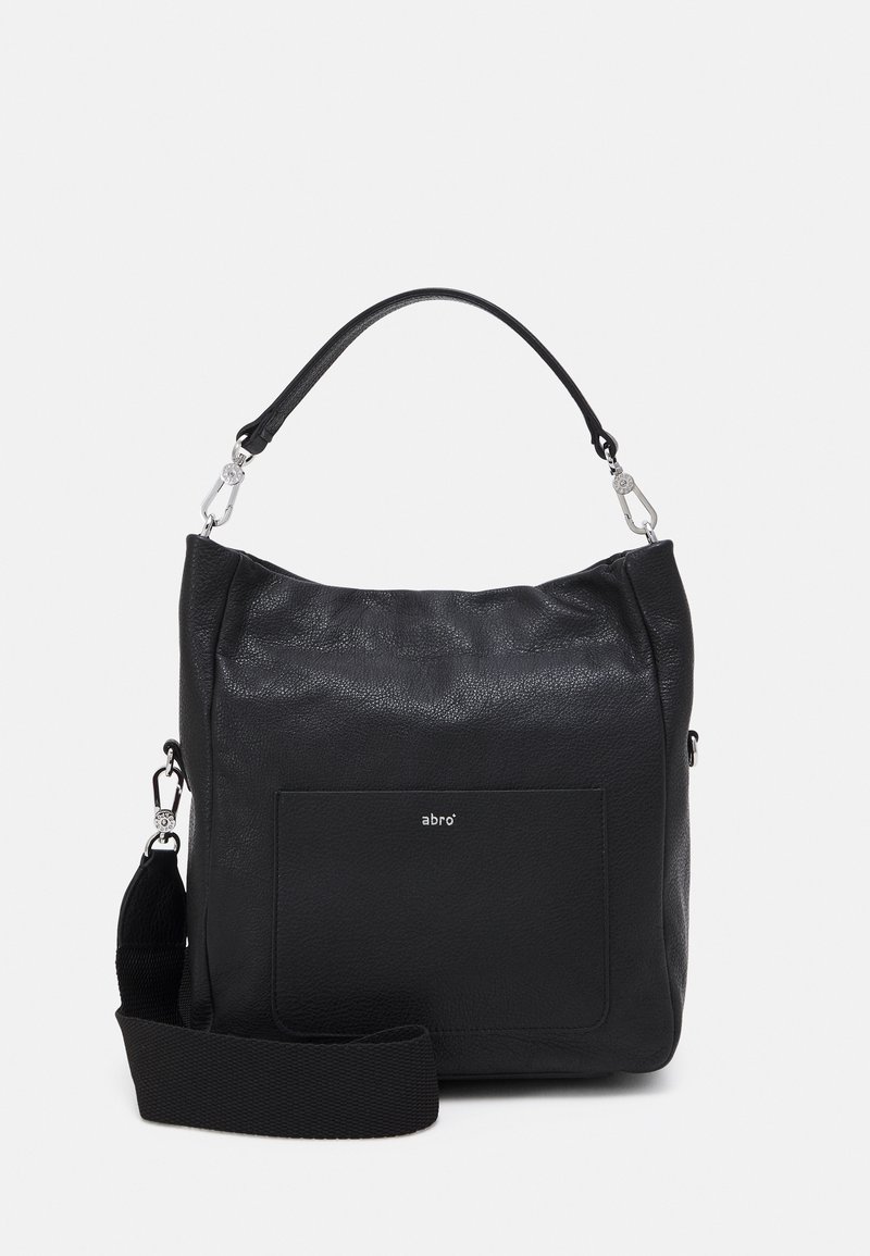 Mustat nahkalaukku teksturoidulla pinnalla, jossa on etutasku, irrotettava olkahihna ja metalliset yksityiskohdat.