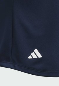 Donkerblauwe sportshirt van soepel materiaal, met een witte diagonaal drie-strepen logo nabij de zoom.