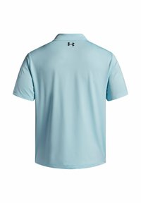 Camisa polo de color azul claro con mangas cortas, hecha de una tela suave. Presenta un logo negro en la parte posterior del cuello. Diseño de cuello clásico.