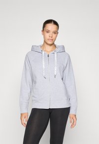 Sweatshirt cinza com fecho e capuz, apresentando cordões em contraste e punhos canelados. Mostrado com leggings pretas, textura suave.