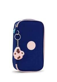 Pouch con zipper di colore blu navy con accenti rosa e un logo rotondo; presenta un portachiavi a forma di scimmia fluffy rosa e marrone attaccato al zipper.