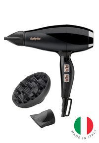 Czarny suszarka do włosów BaByliss z trzema różowo-złotymi przyciskami, końcówką koncentratora, nasadką dyfuzora i etykietą "Made in Italy" z flagą.