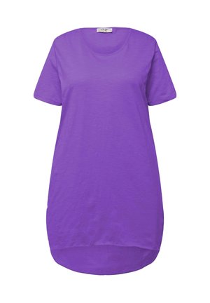 Robe t-shirt violette, manches courtes, encolure ronde, longueur mi-cuisse, texture douce, fentes latérales, ourlet légèrement incurvé.