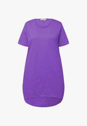 Fioletowa sukienka t-shirtowa, krótkie rękawy, okrągły dekolt, długość do połowy uda, miękka tekstura, boczne rozcięcia, lekko zaokrąglony dół.