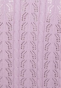 Tissu tricoté lavande présentant un motif de feuilles texturé avec des détails ajourés et des câbles lisses soulignant le design.