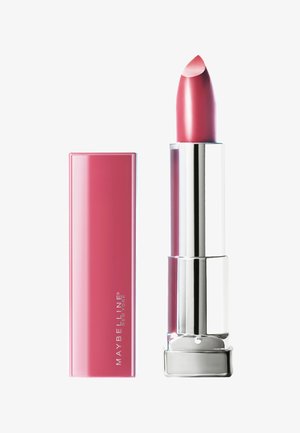 Rossetto Maybelline in un tubetto argentato lucido con un cappuccio rosa liscio. Il rossetto stesso è di una tonalità rosa delicata con una punta appuntita.