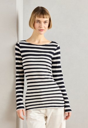 T-shirt rayé à manches longues en gris et bleu marine, avec un col bateau large et une coupe ajustée. Le matériau semble doux et extensible.