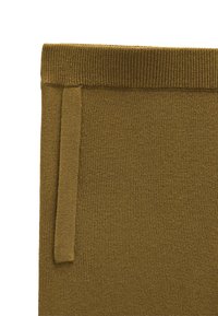 Sweter dzianinowy o prążkowanej strukturze, z złożonym kołnierzem i boczną kieszenią. Kolor: oliwkowo-zielony. Materiał wydaje się miękki i ciepły.