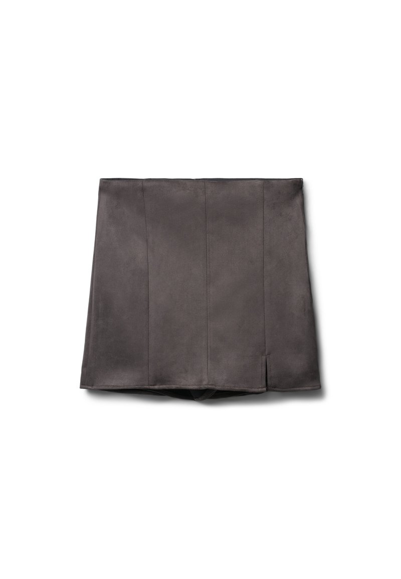 Mini-jupe en faux suède gris avec une texture lisse, une coupe droite et des coutures visibles allant verticalement, avec un léger évasement à l'ourlet.