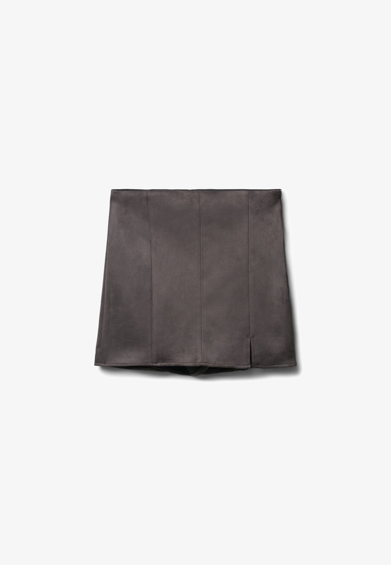 Grauer Faux-Suede-Minirock mit glatter Textur, geradem Schnitt und sichtbaren Nähten, die vertikal verlaufen, mit einem dezenten Schimmer am Saum.