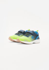 Buty sportowe z zielono-niebieskim gradientowym wzorem, wykonane z siateczkowego materiału, z okrągłym czubkiem i gumową podeszwą; wyposażone w rzep oraz kontrastujące akcenty.