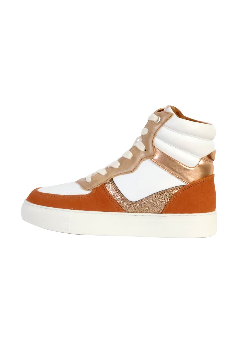 Baskets montantes avec des accents blancs, orange et rose métallisé. Présentent des textures en suède et en paillettes, un col rembourré et une semelle en caoutchouc blanche.
