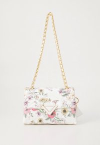Torba z rožnim vzorcem z belo osnovo iz umetnega usnja, zlate verižne naramnice, trikotno zaponko in prešitim teksturo.