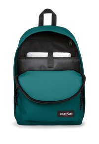 Zaino di colore teal con una cerniera nera e una tasca frontale. Presenta un compartimento imbottito per un laptop e una tasca interna in rete per l'organizzazione.