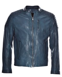 Teal leren jack met een gladde textuur, ritssluiting aan de voorkant, hoge kraag en geribde accenten op de schouders. Voorzien van een borstzak en aansluitend ontwerp.
