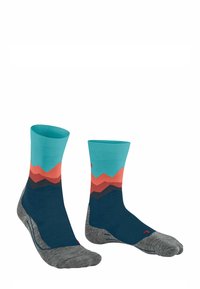 Calzini alla caviglia colorati con un polsino a coste turchese, un motivo montano in corallo e blu navy, e una base grigia con texture e punta rinforzata.