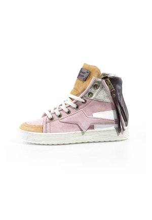 Baskets montantes en daim rose, languette beige, lacets blancs, accents argentés, semelle blanche et pochette zippée en cuir marron foncé attachée au talon.