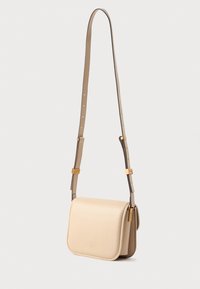 Bolso crossbody de cuero beige con una correa ajustable y herrajes en tono dorado, que presenta un sutil logo en relieve en la solapa frontal.
