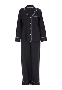 Conjunto de pijama negro que incluye una camisa de botones con ribetes blancos, mangas largas y pantalones de pierna ancha a juego con acentos blancos en el dobladillo.