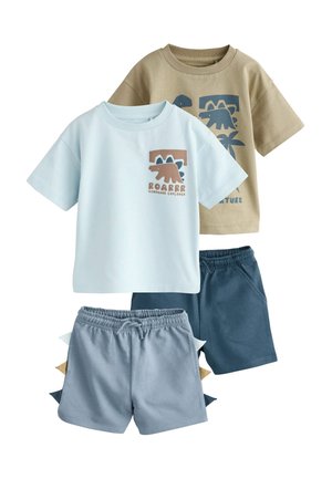 Zwei kurzärmelige Kinder-T-Shirts mit Dinosaurier-Motiven, kombiniert mit passenden Shorts mit elastischem Bund; ein Set in Beige und Marineblau, eines in Hellblau und Grau.