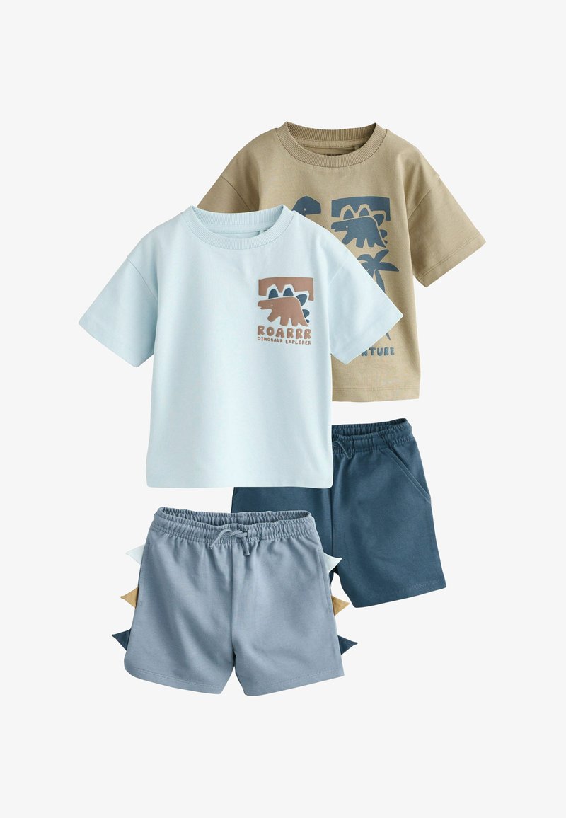 Deux ensembles pour enfants comprenant un t-shirt à manches courtes avec un motif de dinosaure, associé à un short à taille élastique assorti ; un ensemble en beige et bleu marine, l'autre en bleu clair et gris.