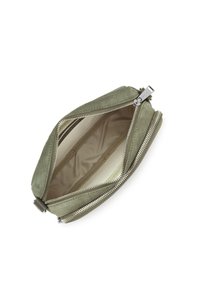 Piccola pochette in suede verde oliva con due cerniere in argento, aperta per mostrare un interno in tessuto beige vuoto con più scomparti.