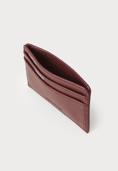 Cardholder din piele bordo cu finisaj texturat, având mai multe sloturi și un design compact. Deschis pentru a evidenția spațiul interior.