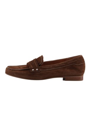 Bruine suède loafer met lage houten hak, decoratieve stiksels en twee metalen studs op de band bovenaan.