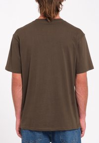 Brun kortærmet t-shirt med rund hals, lavet af bomuld, med et enkelt design og en afslappet pasform. Ingen synlige mønstre eller detaljer.