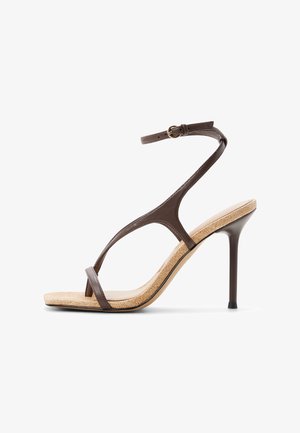 Sandalo con tacco alto color marrone con cinturino sottile alla caviglia, punta quadrata, soletta beige texturizzata e sottile tacco a stiletto.