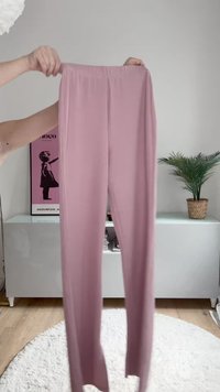 Roze, high-waisted broek met een recht pantalontype. Gemaakt van zachte stof, met een gladde textuur en zonder zichtbare patronen of hardware.