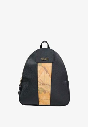 Zaino in pelle nera con pannello centrale beige decorato con stampa di una mappa vintage e logo dorato "1ª CLASSE" sulla patta superiore.