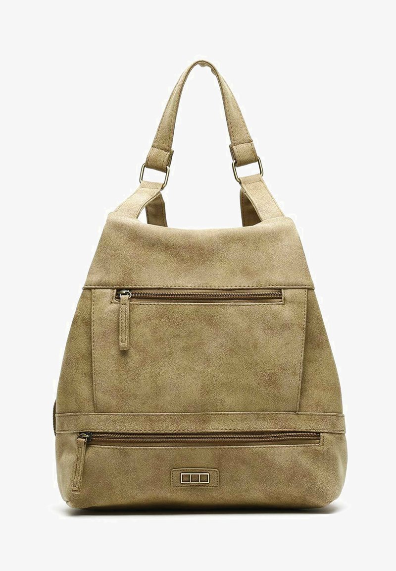 Beige fuskmocka ryggsäck med en strukturerad design, som har en frontficka med dragkedja, justerbara remmar och en metallisk detalj.