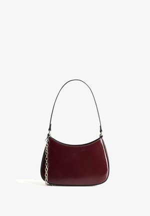 Sac à main en simili cuir bordeaux avec une forme arrondie, une poignée noire et un accent en chaîne argentée sur un côté. Texture lisse avec des coutures nettes.