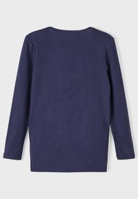 Langermet navy blå topp med rund hals, myk tekstur og glatt finish. Har et enkelt og uprydelig design.