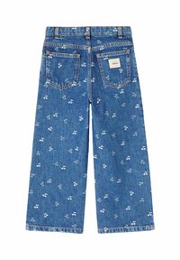 Jeans a gamba larga in denim azzurro chiaro con stampa floreale di ciliegie, dotati di tasche posteriori e etichetta sulla cintura.