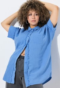 Ulla Popken FRINGED SEAM SHORT SLEEVE  - Blusa - pale blue