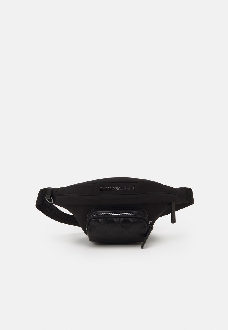 Marsupio nero in tessuto morbido con una tasca frontale con zip e un motivo logo. Cinghia regolabile per una vestibilità sicura.