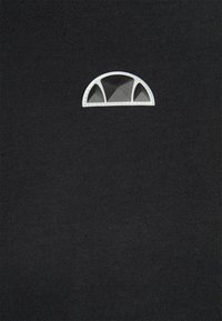 Tela de punto negra con un logotipo blanco texturizado y semitransparente que se asemeja a un arco, detallado con recortes triangulares y costuras delineadas.