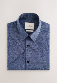 Tumesinine nööpidega pluus lillemustriga, puuvillane materjal, lahtine krae, üks rinnatasku ja mustad nupud. Kandmisjälgedega ja lamedalt volditud.