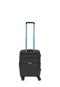 Valigia rigida nera con superficie testurizzata, doppio manico telescopico blu, quattro ruote nere e un logo sul davanti.