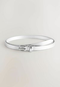 Silberner Metallgürtel mit glatter, glänzender Oberfläche. Verfügt über eine rechteckige Schnalle und ein schlankes, schmales Design. Keine zusätzlichen Muster oder Akzente.